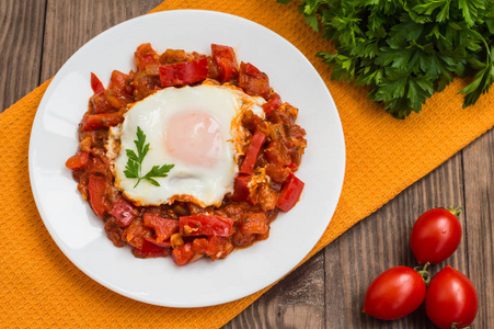 在白板上的 Shakshuka。传统的犹太菜。木桌。顶视图。特写