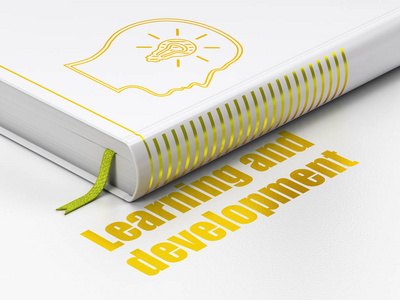 学习理念 本书头与灯泡，在白色背景上的学习和发展