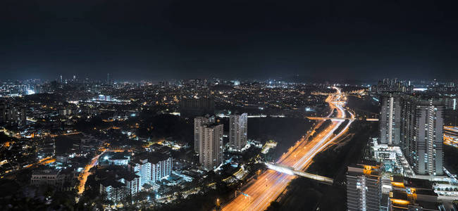 位于吉隆坡城市景观天际线中央的全景鸟图。夜景, 马来西亚