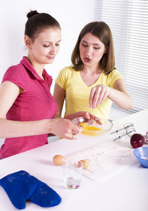两个女人在一起烹煮食物