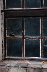 窗户与碎玻璃在旧的建筑为您的设计