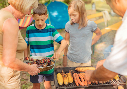 假日和人的概念愉快的家庭有节日晚餐或夏季花园党