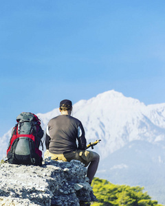 男子旅游走，背包里山