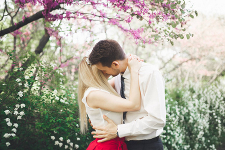 时尚美丽快乐婚礼情侣接吻和拥抱在植物园