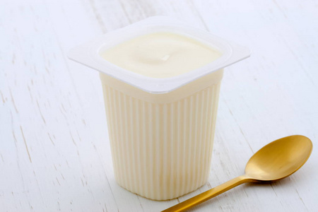 美味 营养 健康的新鲜酸奶杯。在老式复古造型