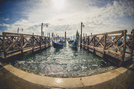 在意大利威尼斯的大运河上锚式吊船
