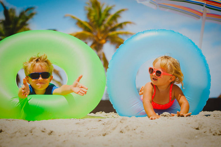 可爱的小男孩和女孩在沙滩上玩