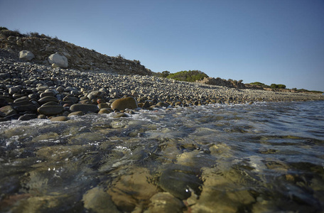 撒丁岛南部海域晶莹的海水与在鹅卵石上破碎的岩石海滩相遇