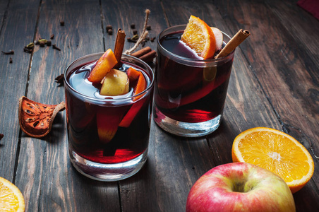 香料 苹果和橘子木背景热甜酒