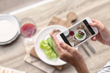 博客用手机拍摄食物照片, 特写镜头。文本的空间