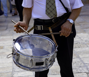 在一次宗教活动中, 音乐家在街上打鼓