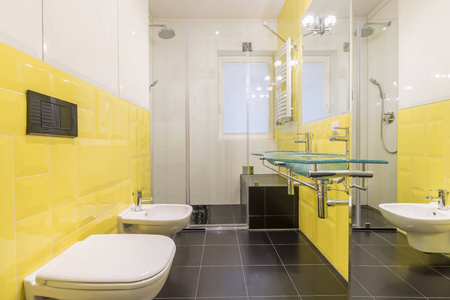 与黄色瓷砖的浴室