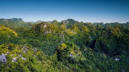 越南猫巴岛的岩石和山脉。全景景观。越南