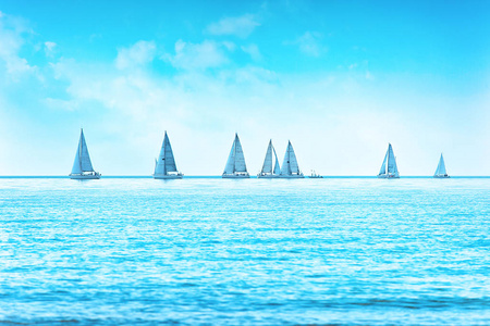 帆船游艇或帆船集团帆船比赛时大海或海洋的水。全景视图