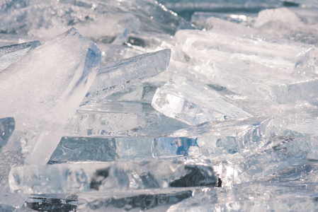 纹理的冰表面 隐裂冰漂浮在蓝色水中季节性冬季景观