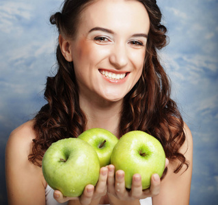 年轻快乐的女子捧着青苹果