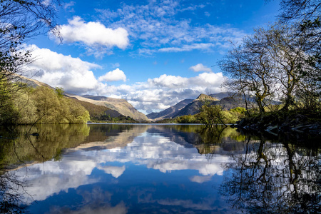 背景是在斯诺多尼亚国家公园的 llanberis 的 dolbadarn 城堡的 llyn padarn 反思威尔士