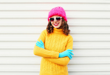 时尚肖像微笑女人穿着色彩鲜艳的针织粉色帽子