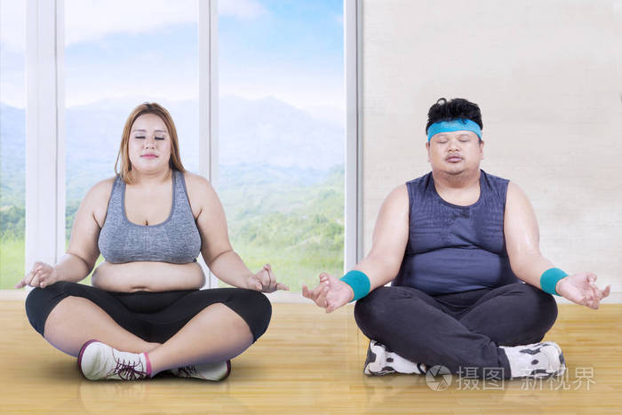 肥胖人群在室内冥想照片-正版商用图片0tn3ek-摄图新