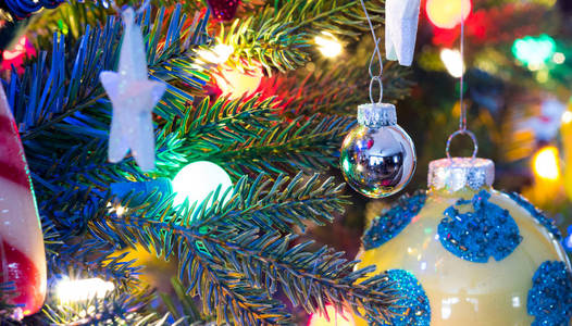 节日期间，圣诞树装饰发光发光和生动下, 小的人造室内树上的彩灯