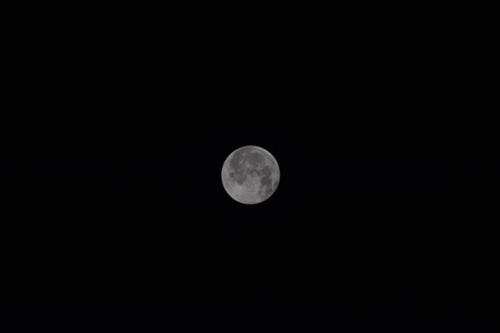 月亮在夜空中。三分之二的月亮