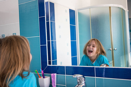 在浴室里照镜子的小女孩