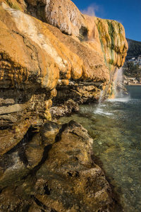 风景秀丽的热瀑布，Loutro Edipsou，埃维亚，Gr 在海滩上