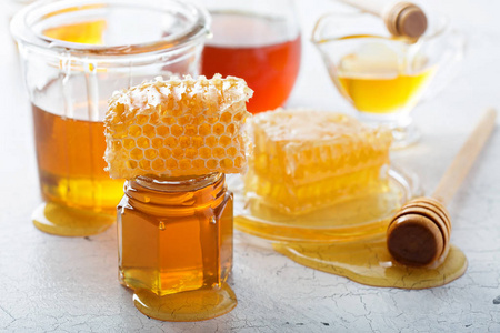 各种类型的蜂蜜和蜂窝