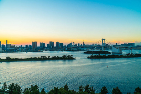 日本暮光之城的美丽建筑以彩虹桥为基础的东京城市景观