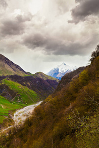 在 Gudauri 附近的格鲁吉亚山脉全景