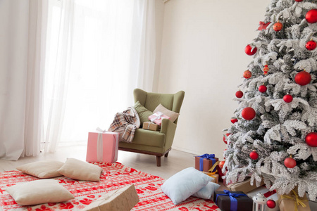 白色房间圣诞树与红色玩具新年冬季礼物装饰