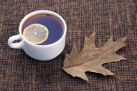 白杯加柠檬和草药茶