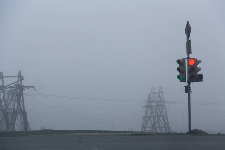 雾中的交通灯, norilsk, 2018年8月27日