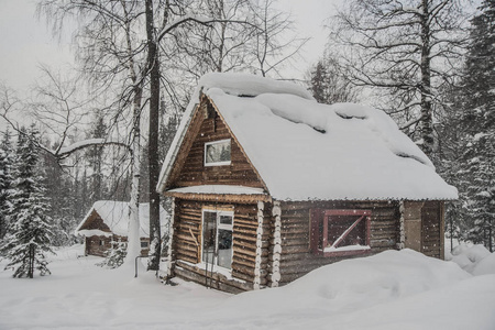 白雪覆盖的木制房屋
