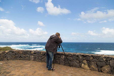 自然, 摄影师和摄影师概念人拍照和拍摄的海洋景观视频