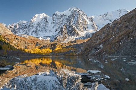 明亮多彩的黄河秋山湖, 俄罗斯, 西伯利亚, 阿尔泰山脉, Chuya 岭