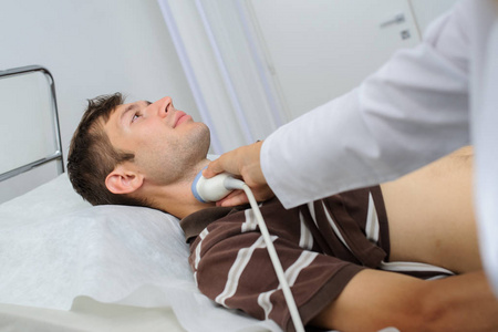 男性病人在超声检查颈部, 近观