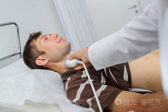 男性病人在超声检查颈部, 近观