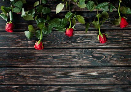 在木桌上的彩色新鲜的玫瑰