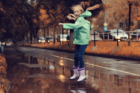 女孩玩户外雨后