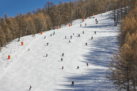 滑雪斜坡与滑雪者