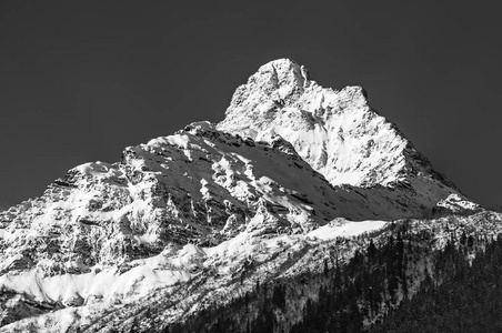 黑色和白色的雪山峰的图片