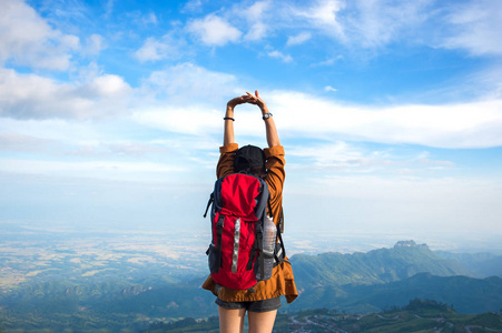 徒步旅行者女人感觉胜利山上，泰国面临