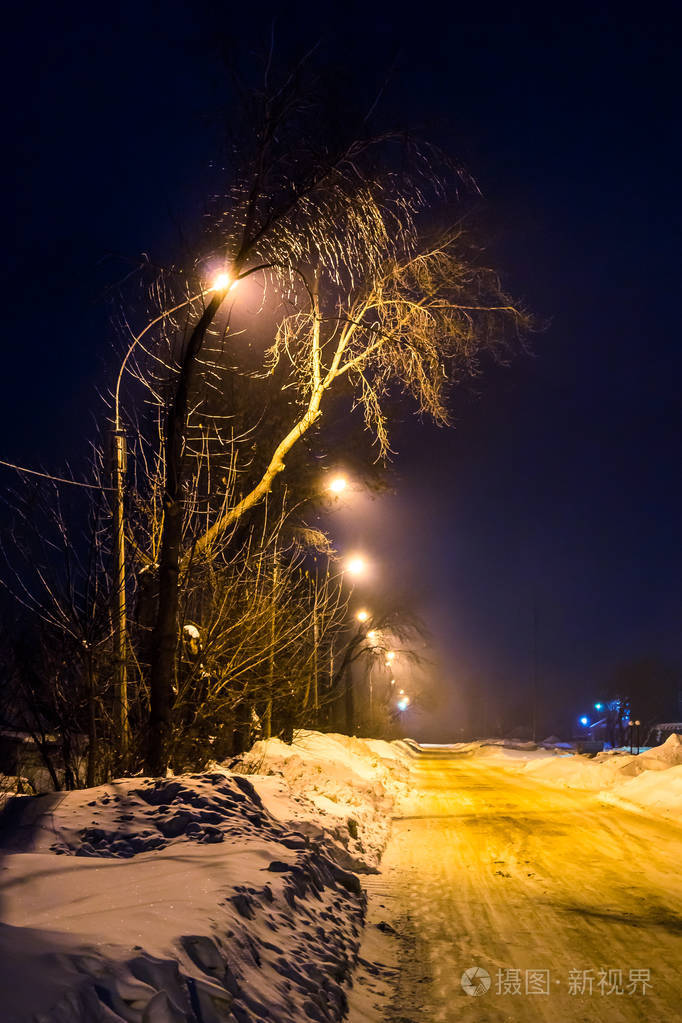 冬天的夜晚照亮灯笼空街道维里格