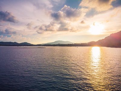 美丽的热带海滩和海与棕榈和其他树在苏梅岛岛泰国在日出时间度假和旅游鸟瞰