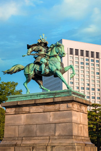 在东京皇宫外的东园, 著名的日本武士 kusunoki masashige 雕像