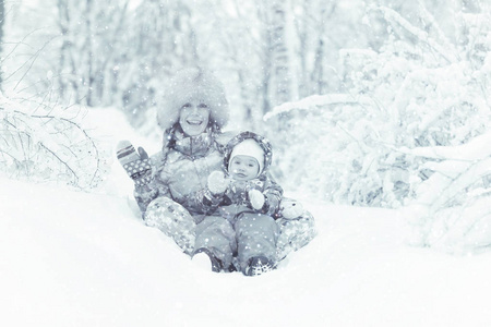 女儿和母亲玩雪