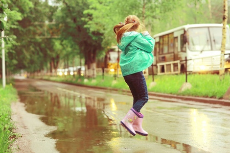 女孩玩下春天的雨