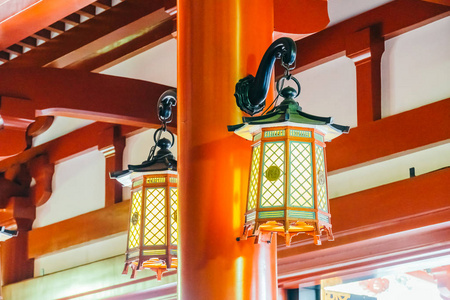 日本寺庙美丽的灯笼灯装饰