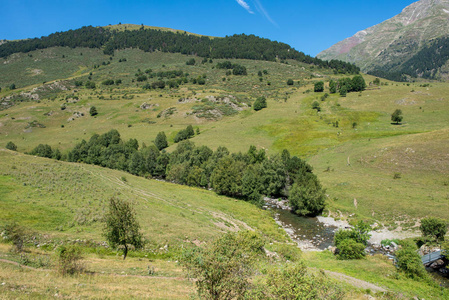 穿越西班牙阿兰山谷山通往蒙加里的道路